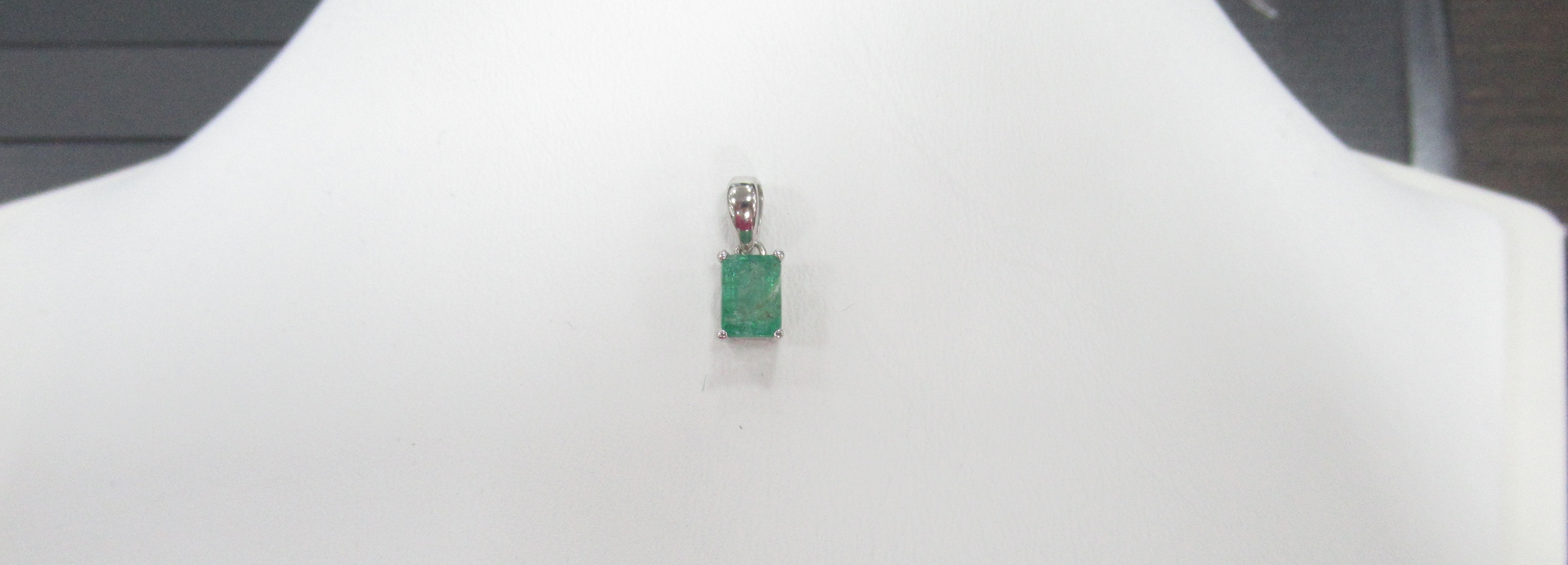 Серебряная подвеска 925 пробы; вставки 1 Изумруд (F) 3/Г3 0,94ct;